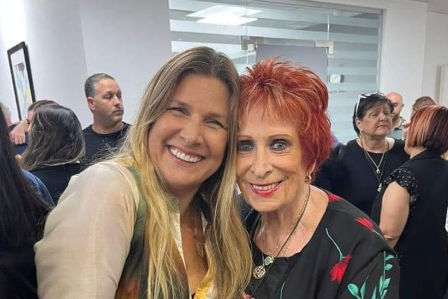 אפרת זיו אספיס עם אהובה מרין (צילום: מגזין ברנז'ה)